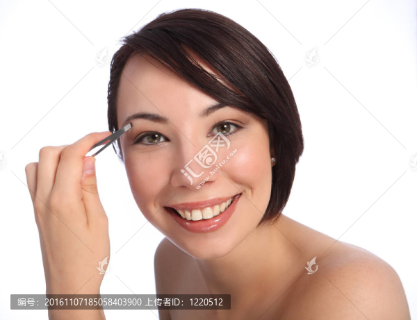 美麗的女人用鑷子拔眉毛