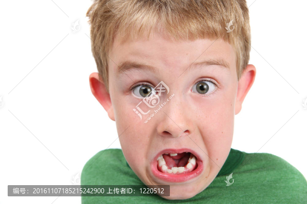 年輕男孩做了一個驚訝的臉