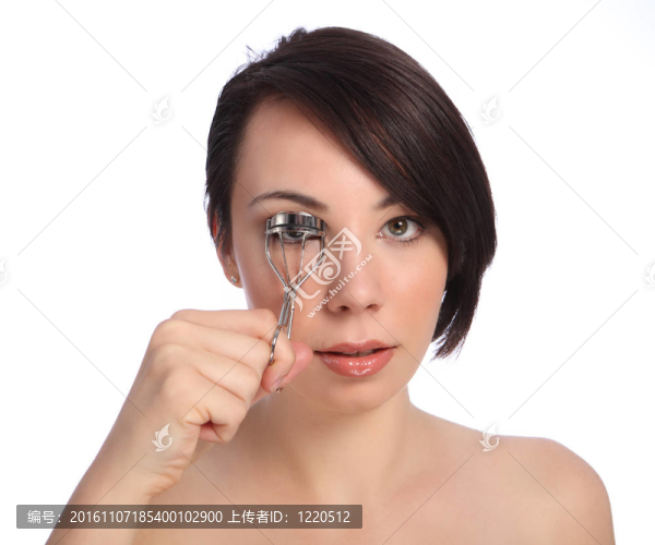年輕漂亮的女人用眼睫毛夾
