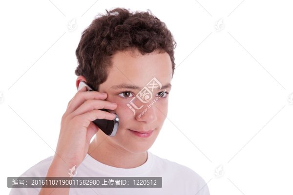 快樂的年輕人在電話；孤立的白色背景；工作室會議