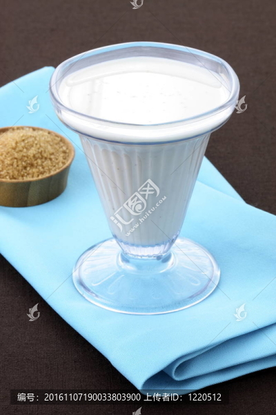 新鮮的燕麥或燕麥粥喝