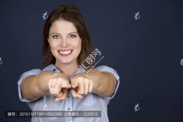 穿著藍(lán)色的休閑女人