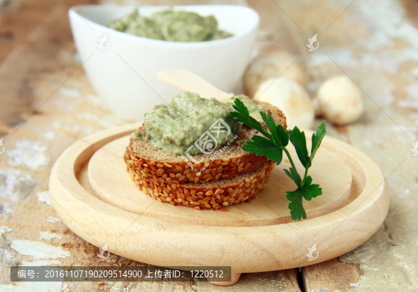 蘑菇在木桌上頸部