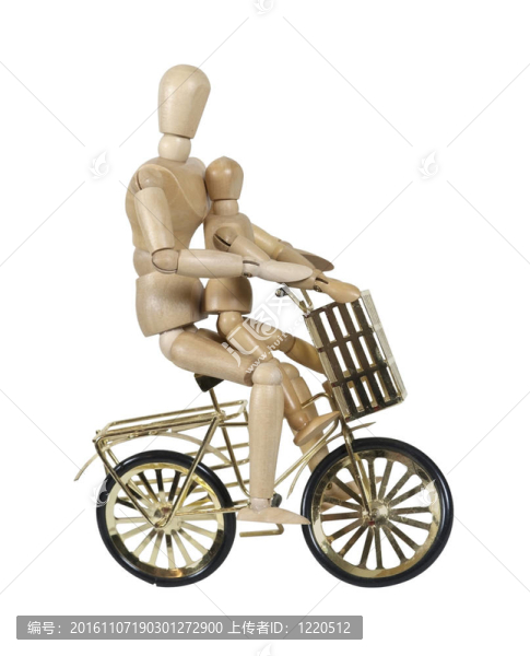 父母和孩子騎金自行車與籃子