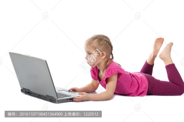 美麗的女孩與筆記本電腦學(xué)習(xí)