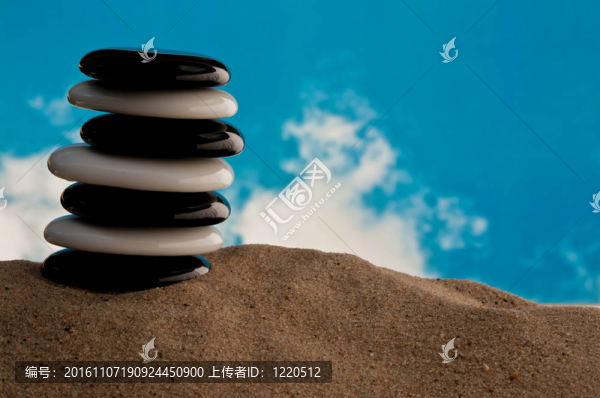 海灘上七塊拋光的黑白石