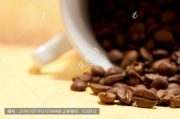 溢出的咖啡豆