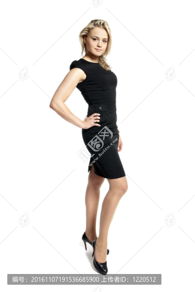 穿著黑色連衣裙的年輕女子