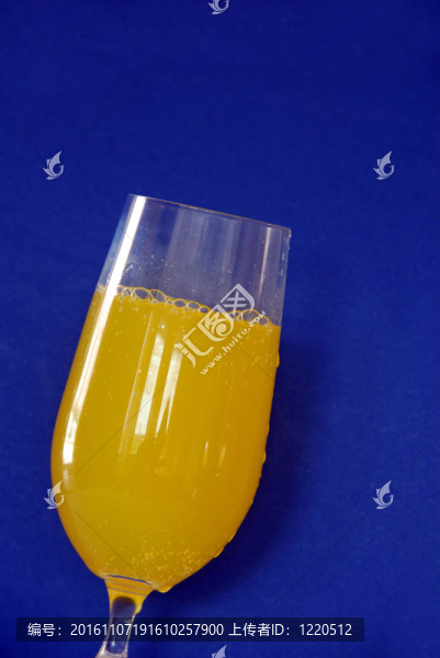 藍色的黃色飲料