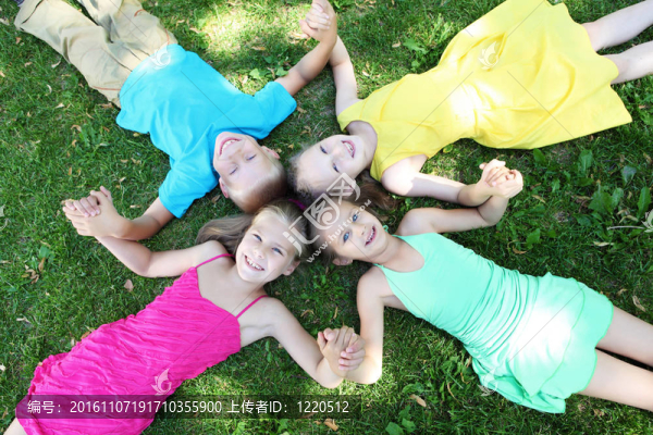 孩子們躺在草地上的夏日公園