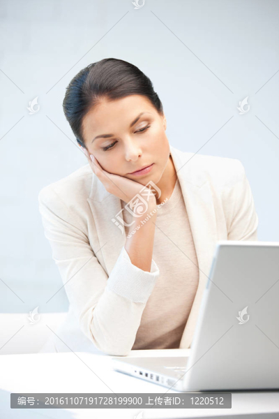 憂郁的女人與筆記本電腦