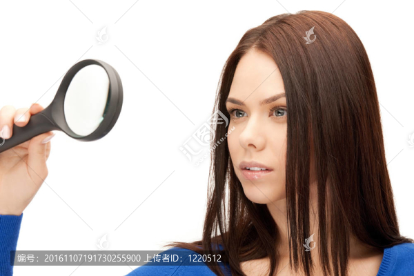 帶放大鏡的女人