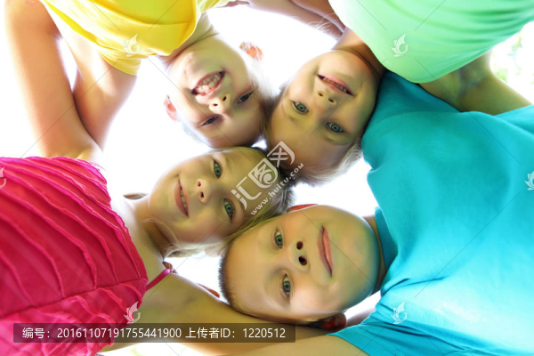 孩子們在夏天公園玩耍