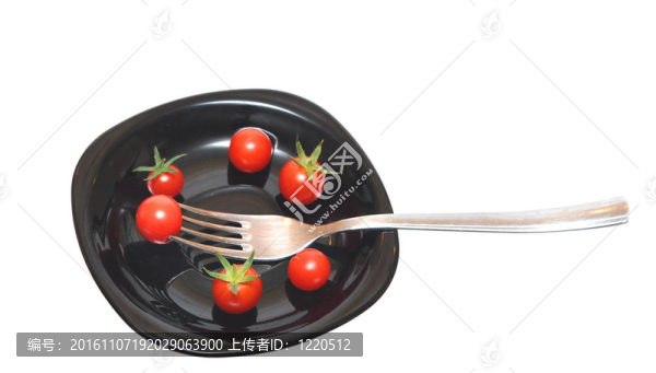 黑盤子上的西紅柿