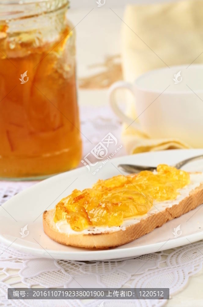盤子上有烤面包片的橘子醬