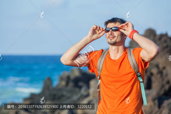肖像年輕男子在眼鏡背包