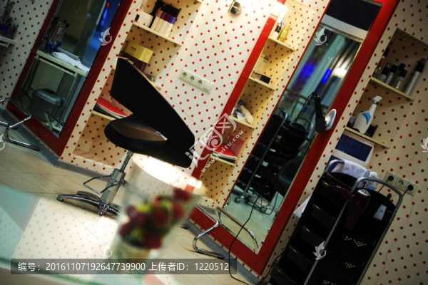 室內(nèi)豪華現(xiàn)代美發(fā)沙龍