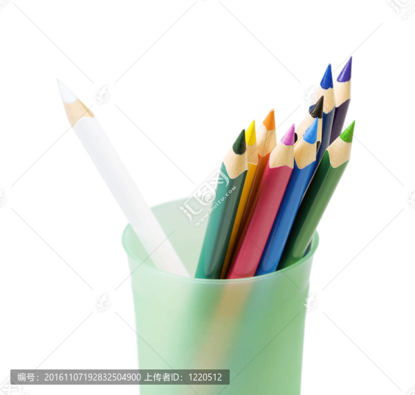 白色背景玻璃上的彩色鉛筆