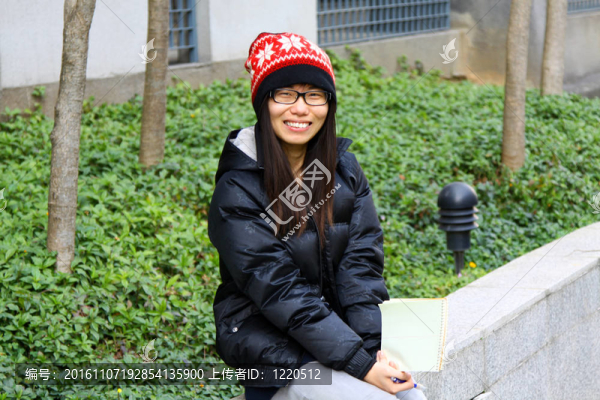 亞洲學(xué)生在校園里微笑