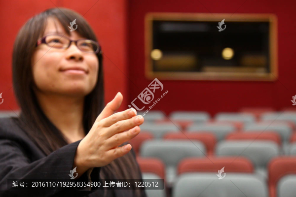 亞洲女商人用顫抖的手