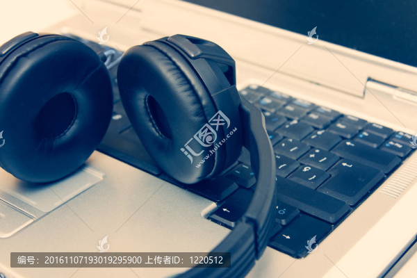 耳機上的筆記本電腦