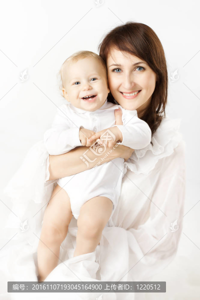 快樂母親抱著微笑的嬰兒