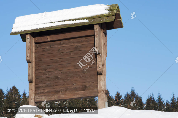 雪中的木頭路標(biāo)