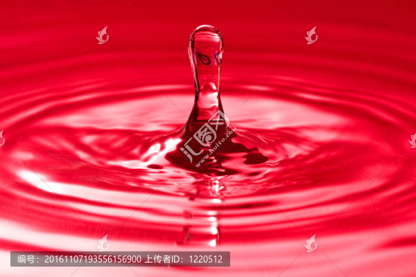 水滴飛濺在一個紅色的水
