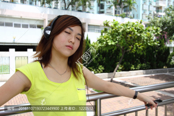 亞洲女人聽音樂