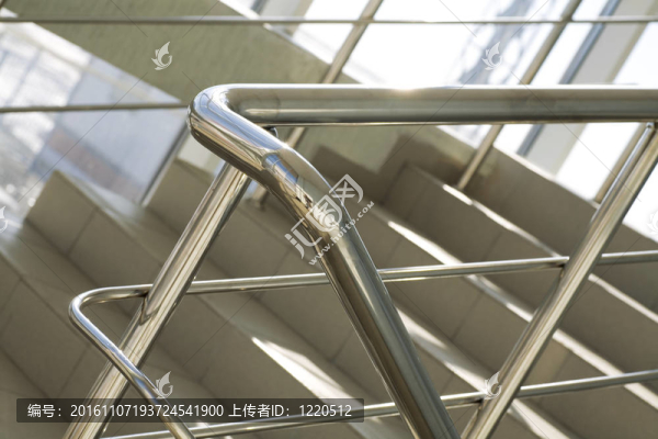 現(xiàn)代辦公建筑室內(nèi)的金屬細節(jié)