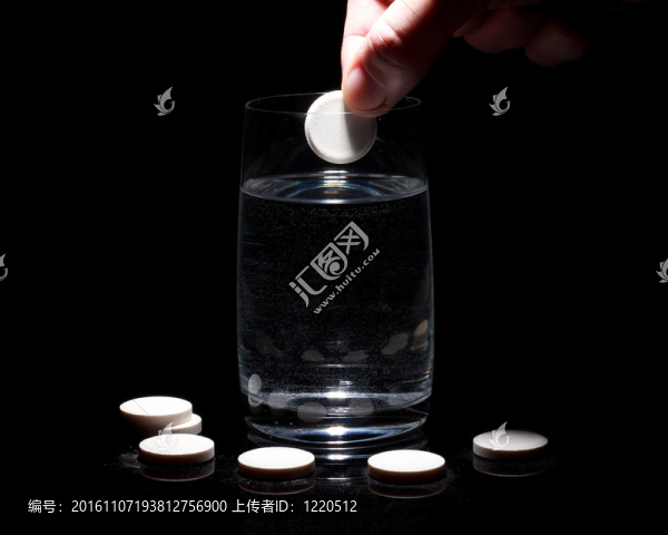 在黑色的背景一片止痛藥