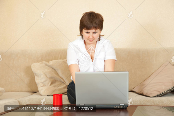 女孩在客廳里用筆記本電腦