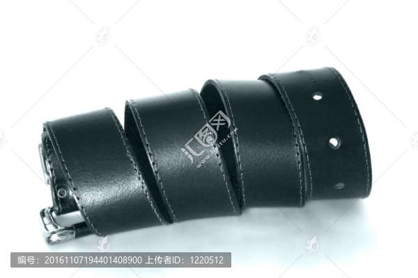 白色背景上扭曲的黑色皮帶