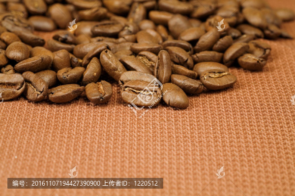 在褐色編織材料上散布的有香味的咖啡豆