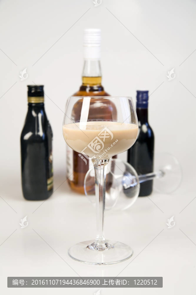 玻璃與酒和瓶與酒精飲料的背景