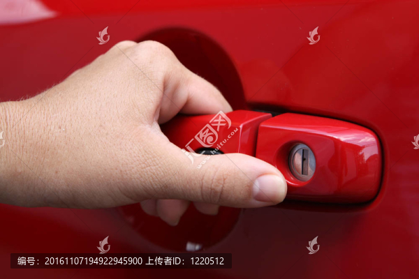 年輕的女人打開一輛紅色的車門