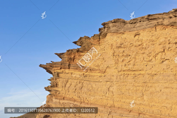 在埃爾戈?duì)柛Ｋ{(lán)天的火山石形成；蘭薩羅特島
