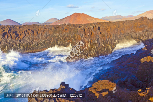 洛杉磯hervideros；巨大的海浪的海岸線