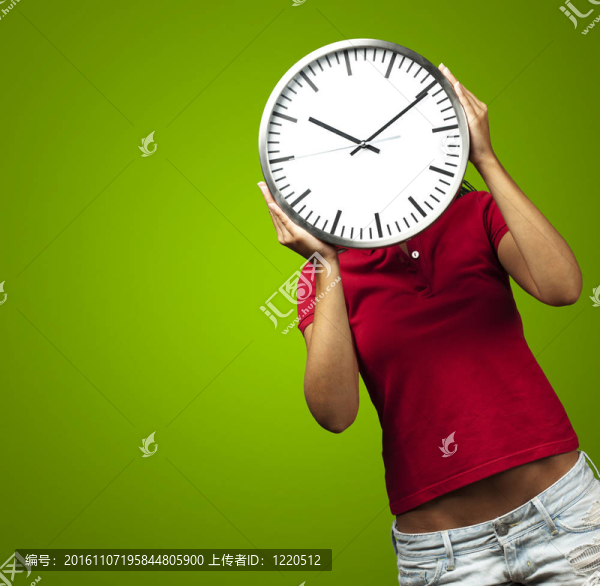 女人抱著時(shí)鐘