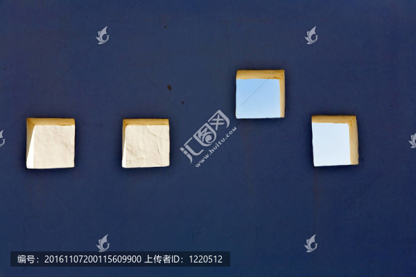 陽光下開著窗戶的房子的正面