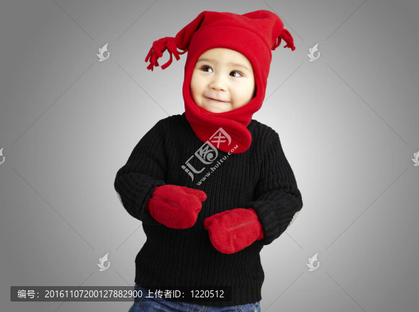 一個可愛的孩子穿著冬天的衣服微笑的肖像