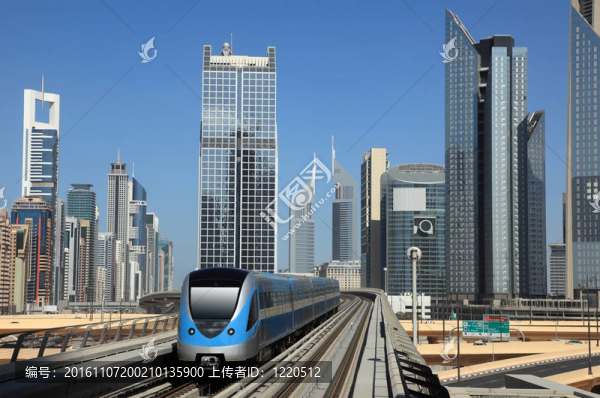 迪拜市中心的地鐵列車；阿拉伯聯(lián)合酋長國