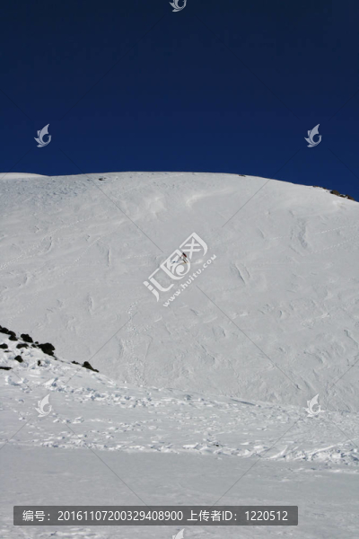 滑雪者；埃特納火山被冰雪覆蓋的西西里島