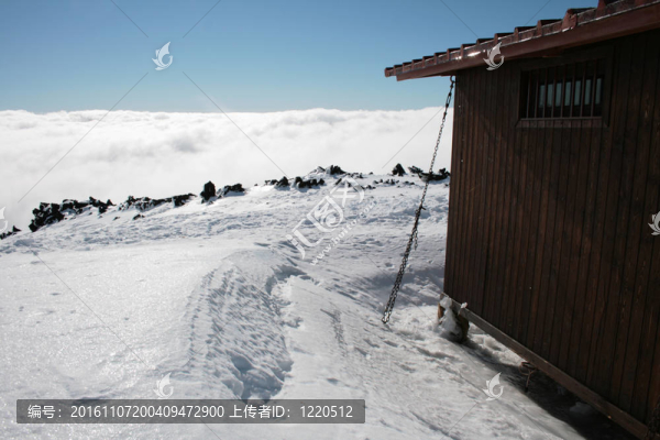 小屋被雪覆蓋的埃特納火山