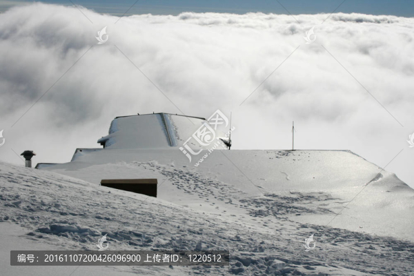 屋頂?shù)男∥?埃特納火山被雪覆蓋