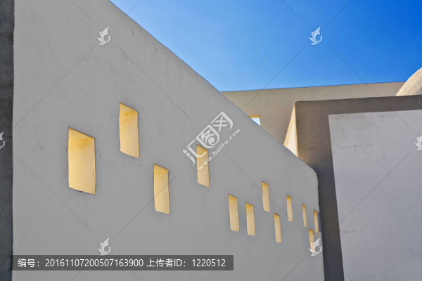 陽光下開著窗戶的房子的正面