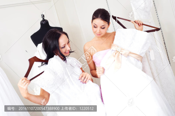 女孩選擇婚紗