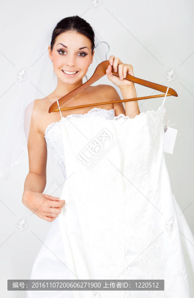 女孩選擇婚紗