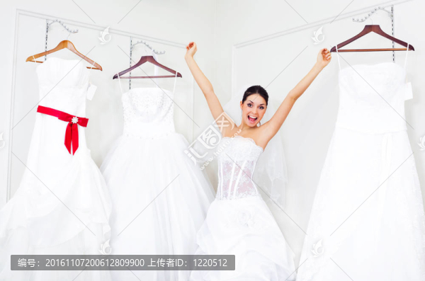 女孩選擇婚紗