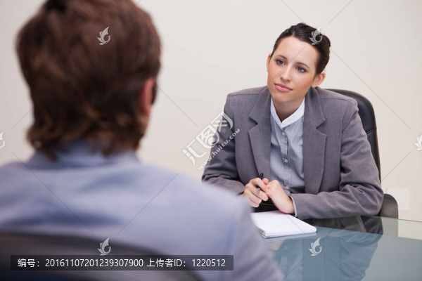 商人聽(tīng)了她的商業(yè)伙伴